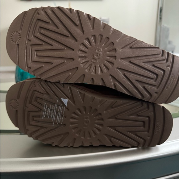 SOLD ⭐️Size 8 Embossed Uggs Brand New - Picture 2 of 5